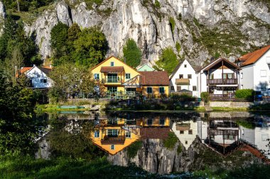 Almanya 'nın Bavyera kentindeki Altmuehl nehrinde Markt Essing' in yansımalarıyla günbatımı manzarası