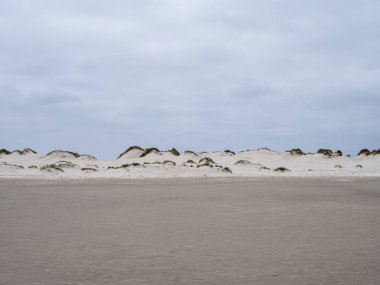 Kuzey Friesland, Almanya 'daki Amrum adasındaki Merdiven adlı kum tepeciği manzarası.