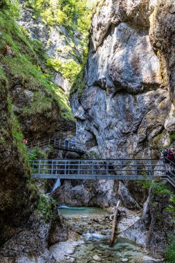 Berchtesgaden Toprakları 'ndaki vahşi-romantik Almbachklamm, Almanya' nın Bavyera kentindeki birçok tatilci için popüler bir gezi yeridir.