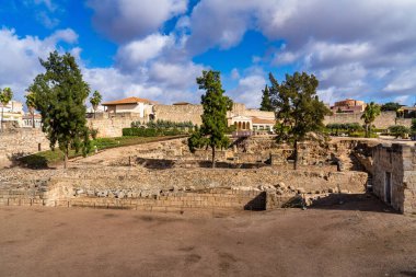 İspanya 'nın Merida kentinde, Extremadura bölgesinde bulunan Guadiana nehri yakınlarındaki Arap Kalesi Alcazaba. 836 yılında Emir II. Abderraman tarafından inşa edilmiş. UNESCO Dünya Mirası Alanı.