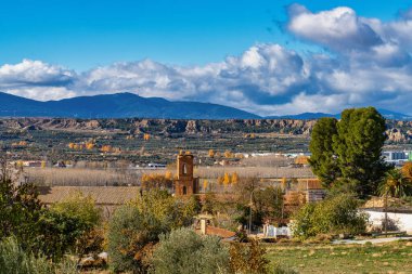 Guadix, Sierra Nevada bölgesinde, Granada, Endülüs, İspanya. Guadix mağara evleri ile ünlüdür. Bu mağara evleri tepelerde ve şehrin Troglodit bölgesinde.