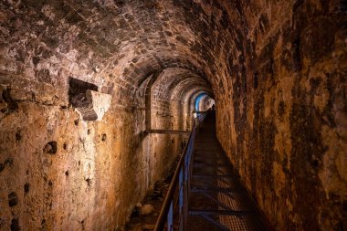 Santa Maria, Cazorla, Jaen, Endülüs, İspanya Kilisesi 'nin yıkıntılarının altındaki Serezuelo Nehri Kasası.