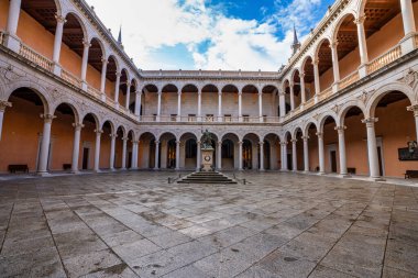 Toledo 'lu Alcazar, İspanya' nın Toledo şehrinin en yüksek kesiminde bulunan bir taş kalesi..