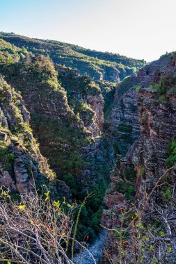 Gorges de Daluis veya var nehrinin oluşturduğu kayaların renginden dolayı yerel halk tarafından 