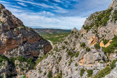 Verdon Gorge, Gorges du Verdon, Fransız Alpleri, Provence, Fransa 'da turkuaz yeşili kıvrımlı nehir ve yüksek kireçtaşı kayalarıyla ünlü kanyonun muhteşem manzarası.