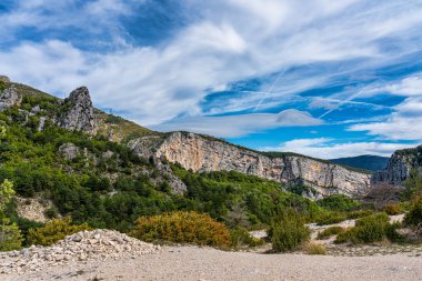 Verdon Gorge, Gorges du Verdon, Fransız Alpleri, Provence, Fransa 'da turkuaz yeşili kıvrımlı nehir ve yüksek kireçtaşı kayalarıyla ünlü kanyonun muhteşem manzarası.