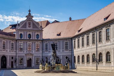 Münih, Almanya - 27 Haziran 2020: 1610 yılında Residenz Palace 'da bronz Wittelsbach Çeşmesi kuruldu. Brunnenhof 'daki Çeşme Avlusu adlı sekizgen avlu