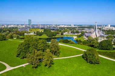 Münih, Almanya - 27 Haziran 2020: Münih Olimpiyat Stadyumu, Almanya 'nın Münih kentinde 1972 Yaz Olimpiyatları için inşa edilen Olimpiyat Parkı.
