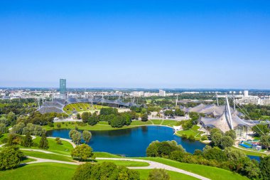 Münih, Almanya - 27 Haziran 2020: Münih Olimpiyat Stadyumu, Almanya 'nın Münih kentinde 1972 Yaz Olimpiyatları için inşa edilen Olimpiyat Parkı.