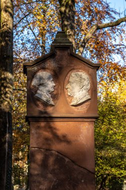 Münih, Almanya - 01 Kasım 2020: Tarihi mezar taşlarıyla ünlü Münih Eski Kuzey Mezarlığı manzarası. Cenazeler 1944 'ten beri burada yapılmadı. Bunun yerine mezarlık bir park olarak kullanılıyor..