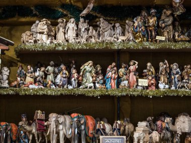 Münih, Almanya - 18 Aralık 2019: Münih 'teki güzel Noel pazarı - Bavyera - Almanya, Avrupa