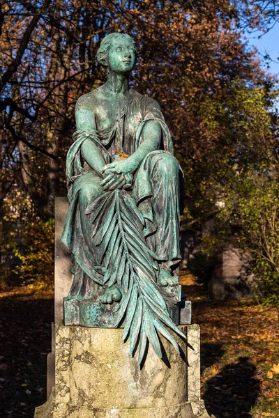 ミュンヘン ドイツ 2020年11月1日 歴史的な墓石を持つドイツ ミュンヘンの有名な旧北墓地の景色 葬儀は1944年以来ここで行われていません 代わりに 墓地は公園として使用されます — ストック写真