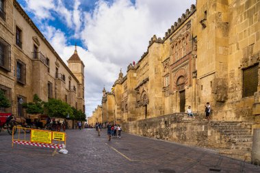 Cordoba, İspanya - 31 Ekim 2019: Cordoba Camii-Katedrali, Mezquita-Katedral de Cordoba, Büyük Cami veya Mezquita olarak da bilinir..