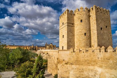 Cordoba, İspanya - 31 Ekim 2019: Calahorra Kulesi, Torre de la Calahorra, İspanya. 12. yüzyılın sonlarında yakınlardaki Roma Köprüsü 'nü korumak için Almohads tarafından inşa edilmiş güçlendirilmiş bir kapı.