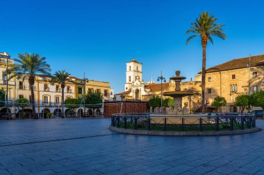 Merida, İspanya - 11 Kasım 2019: İspanya Meydanı, Kasaba Binası arka planda, Plaza de Espana. Merida İspanya 'nın Extremadura kentinin yönetim başkentidir.