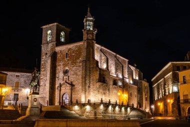 Trujillo, İspanya - 12 Kasım 2019 gece Plaza Mayor 'daki San Martin Kilisesi, Trujillo Meydanı. Küçük bir ortaçağ kasabası, Fatih Francisco Pizarro 'nun doğduğu yer..