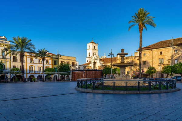Merida, İspanya - 11 Kasım 2019: İspanya Meydanı, Kasaba Binası arka planda, Plaza de Espana. Merida İspanya 'nın Extremadura kentinin yönetim başkentidir.