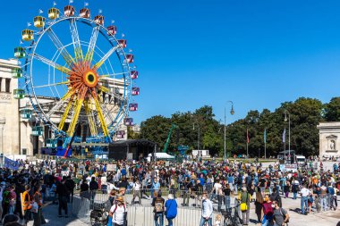 Münih, Almanya - 24 Eylül 2021: Münih King Meydanı 'nda iklim değişikliği için gelecek hareketi gösterisi için küresel ısınmaya karşı pankart ve pankart taşıyan gençler