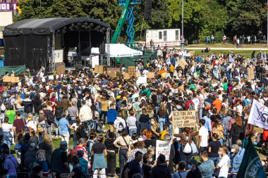 Münih, Almanya - 24 Eylül 2021: Münih King Meydanı 'nda iklim değişikliği için gelecek hareketi gösterisi için küresel ısınmaya karşı pankart ve pankart taşıyan gençler