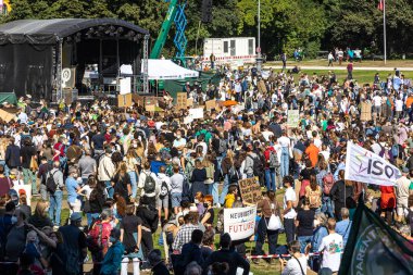 Münih, Almanya - 24 Eylül 2021: Münih King Meydanı 'nda iklim değişikliği için gelecek hareketi gösterisi için küresel ısınmaya karşı pankart ve pankart taşıyan gençler