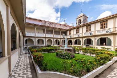 Portekiz sömürge döneminden kalma, Brezilya 'nın kuzeydoğusundaki Sao Luis şehrinin tarihi merkezi Praca Joao Lisboa' daki Nossa Senhora do Carmo manastırı ve kilisesinin cephesi.