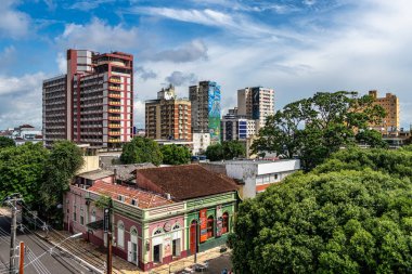 Manaus, Amazonas, Brezilya 'daki Largo Sao Sebastiao Meydanı' nın ortasında güzel dekore edilmiş bir çeşme bulunan Amazon Tiyatrosu önünde..