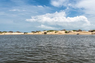 Barreirinhas, Lencois Maranhenses 'ten Brezilya' daki Preguica Nehri 'ne tekne gezisi. Preguicas Nehri, Maranhao eyaletinin Lencois Maranhenses bölgesinde yer alan bir su yolu..