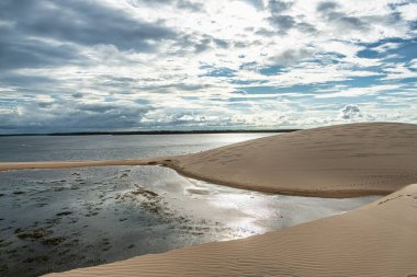 Ilha do Caju 'da Dunas do Mouro, Ilha das Canarias, Brezilya. Delta do Parnaiba ve Delta das Americas. Yeşillik doğa ve kum tepeleri.