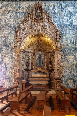 Faro, Portekiz - 16 Şubat 2025 Sao Pedro Kilisesi, Igreja de Sao Pedro in Faro, Portekiz. 18. yüzyıl ahşap işçiliği, azulejolar ve banklarla.