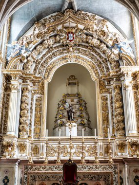 Tomar, Portekiz - 12 Aralık 2025: Portekiz, Portekiz, Avrupa 'daki Praca da Republica meydanındaki Igreja de Sao Joao Baptista kilisesinin içi