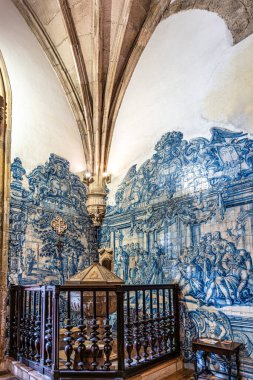 Coimbra, Portekiz - 15 Aralık 2025: Coimbra, Portekiz 'deki Santa Cruz Manastırı. 1131 'de kuruldu ve Portekiz' in ilk iki kralının mezarlarını içeriyor..