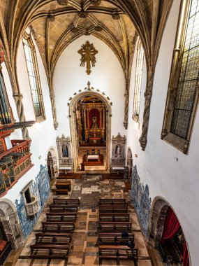 Coimbra, Portekiz - 15 Aralık 2025: Coimbra, Portekiz 'deki Santa Cruz Manastırı. 1131 'de kuruldu ve Portekiz' in ilk iki kralının mezarlarını içeriyor..