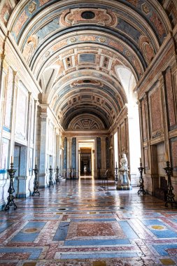 Mafra, Portekiz - 11 Nisan 2025: Mafra Ulusal Sarayı, Manastır ve Bazilika. Fransisken Dini Düzeni. Portekiz, Lizbon 'un kuzeyindeki Mafra' da barok mimarisi.