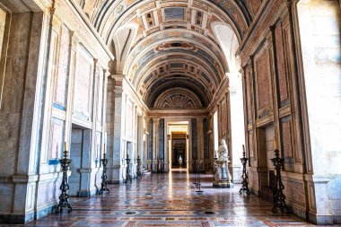 Mafra, Portekiz - 11 Nisan 2025: Mafra Ulusal Sarayı, Manastır ve Bazilika. Fransisken Dini Düzeni. Portekiz, Lizbon 'un kuzeyindeki Mafra' da barok mimarisi.