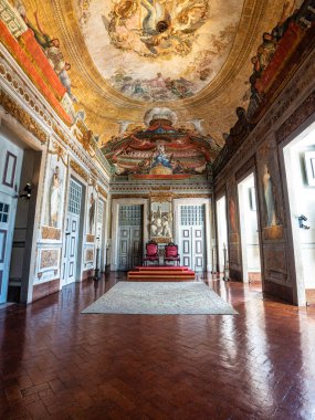 Mafra, Portekiz - 11 Nisan 2025: Mafra Ulusal Sarayı, Manastır ve Bazilika. Fransisken Dini Düzeni. Portekiz, Lizbon 'un kuzeyindeki Mafra' da barok mimarisi.