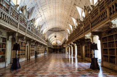 Mafra, Portekiz - 11 Nisan 2025: Mafra Ulusal Sarayı, Manastır ve Bazilika. Fransisken Dini Düzeni. Portekiz, Lizbon 'un kuzeyindeki Mafra' da barok mimarisi.