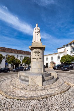 Portekiz 'in eski Faro kasabasındaki Largo da Se' de piskopos Francisco Gomes do Avelar heykeli