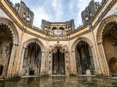 Batalha, Portekiz. Capelas Imperfeitas Manastırı, Batalha 'nın Bitmemiş Şapelleri, diğer adıyla Santa Maria da Vitoria Manastırı. Gotik ve Manueline tarzı