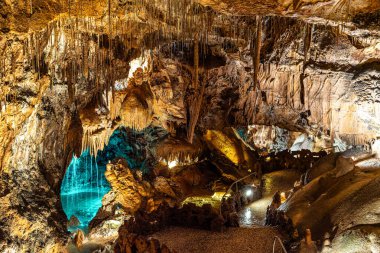 Mira de Aire Mağaraları, Grutas de Mira de Aire, Leiria, Portekiz. Porto de Mos, Leiria 'da kireçtaşı mağaraları var. Moinhos Velhos