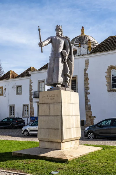 Afonso Meydanı 'ndaki Kral III. Afonso Heykeli, Faro, Algarve, Portekiz, Avrupa' daki Praca do Afonso III.