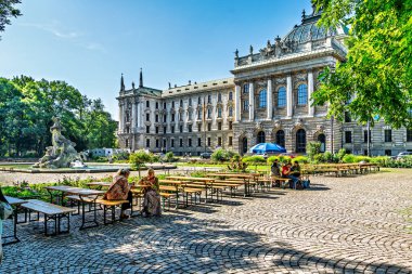 Münih, Almanya - 20 Haziran 2025: Adalet Sarayı Münih, Bavyera, Almanya. Alman mimarisi. Neo-barok tarzında oyma ve heykellerle dekore edilmiş bina.