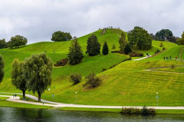 Münih, Almanya - Ekim 03, 2025: Münih Olimpiyat Parkı, Almanya 'nın Münih kentinde 1972 Yaz Olimpiyatları için inşa edilen Olimpiyat Parkı.