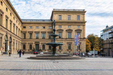 Münih, Almanya - 14 Ekim 2025 Fıskiye Kronprinz-Rupprecht-Brunnen Marstallplatz yakınlarında Avrupa 'da Münih, Almanya
