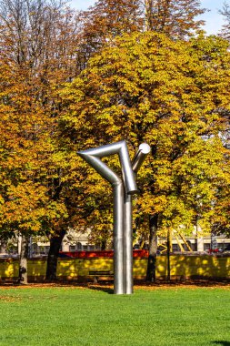 Münih, Almanya - 5 Kasım 2024: Pinakotheken Müzesi 'ndeki heykel parkı, Münih, Almanya Avrupa