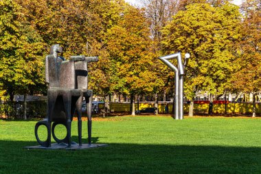 Münih, Almanya - 5 Kasım 2024: Pinakotheken Müzesi 'ndeki heykel parkı, Münih, Almanya Avrupa