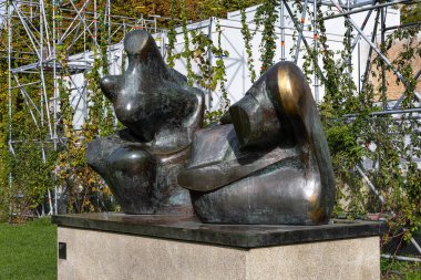 Münih, Almanya - 14 Ekim 2025: Pinakotheken Müzesi 'ndeki heykel parkı, Münih, Almanya