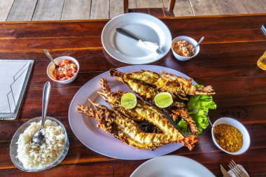 Güzel Torta Lagoon 'un kıyısında geleneksel ıstakoz yemeği, Tatajuba Sahili Jijoca de Jericoacoara, Brezilya' da Ceara