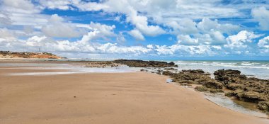 Ceara Brezilya, Aracati 'deki Quebrada Sahili. Sahil şeridi. Sahil Seyahati. Tatil Manzarası. Sahil Uçurumu