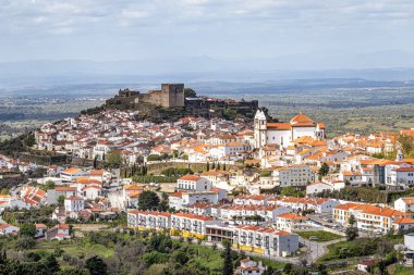 Castelo de Vide çatılarının manzarası dışarıdan görülüyor. Alto Alentejo 'da Castelo de Vide, Portekiz, Avrupa