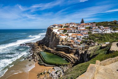 Sintra yakınlarındaki Colares bölgesinin Atlantik kıyısı boyunca Portekiz 'in Azenhas do Mar kentinin uçurum kenarındaki yürüyüş yoluna bakın..